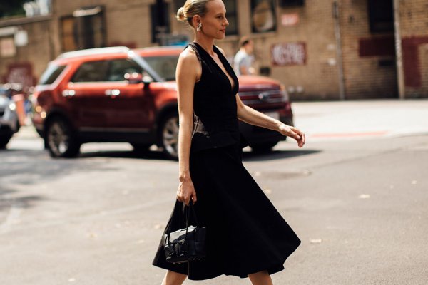 El vestido midi de lino de Massimo Dutti que las editoras de moda llevarán en su maleta de Semana Santa
