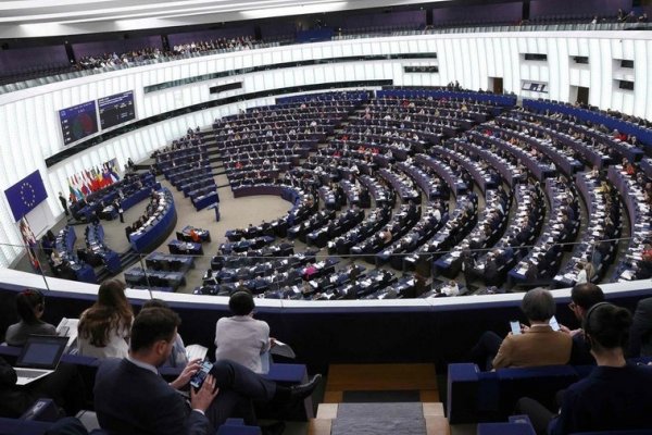 Smartphones, entradas de fútbol y dinero: los regalos de Huawei en el nuevo escándalo de corrupción en el Parlamento Europeo