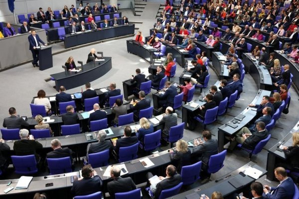 El Parlamento alemán aprueba la reforma de la Constitución, el rearme y pasar a una economía de guerra