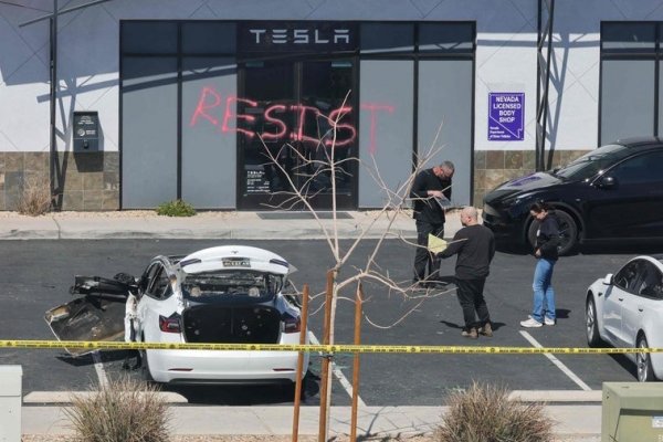 Trump dice que el vandalismo contra los Tesla de Musk es «terrorismo doméstico»