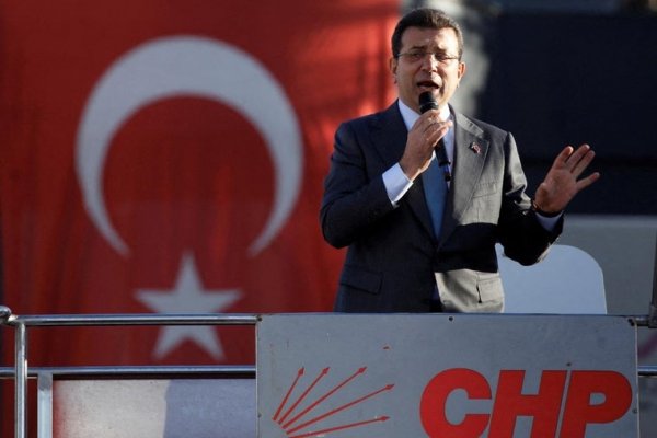 Golpe de Erdogan a la oposición: detiene a su principal rival y alcalde de Estambul tras revocarle el título universitario
