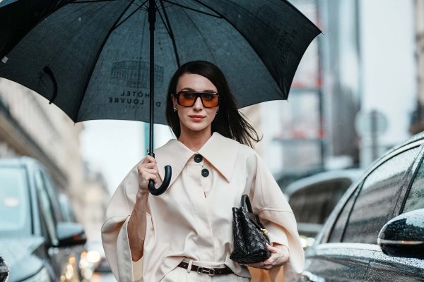 Trench, chubasqueros, cortavientos... Estas son las 4 chaquetas para ir con estilazo en los días de lluvia