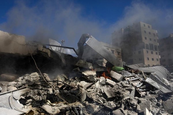 Al menos 70 muertos y 50 desaparecidos en el tercer día de ataques israelíes sobre Gaza