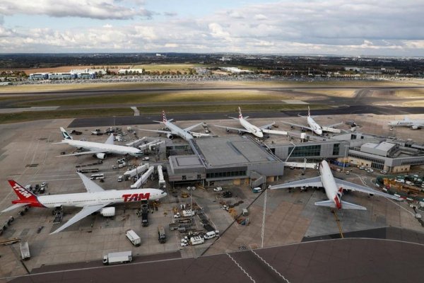 El aeropuerto de Heathrow en Londres cierra debido a un incendio en una subestación eléctrica