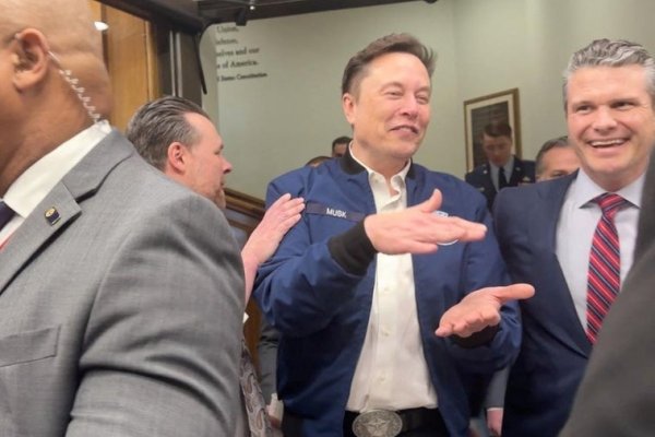 Polémica visita de Elon Musk al Pentágono para recibir información militar sobre China, donde tiene negocios