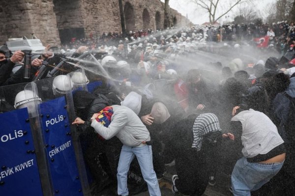 El encarcelamiento del alcalde de Estambul agrava la crisis política en Turquía