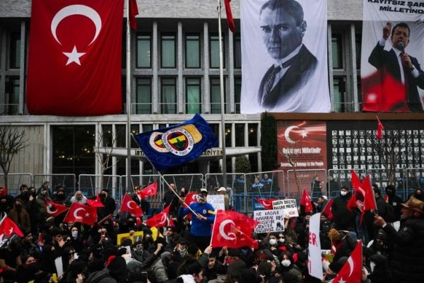 Erdogan apunta a los municipios controlados por la oposición en represalia por las protestas