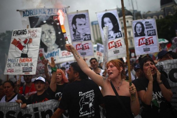 Miles de argentinos salen a la calle a 49 años de la última dictadura y en rechazo al Gobierno de Milei