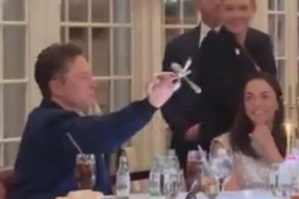 Elon Musk sorprende al hacer equilibrismos con cubiertos en una cena en el club de golf de Trump