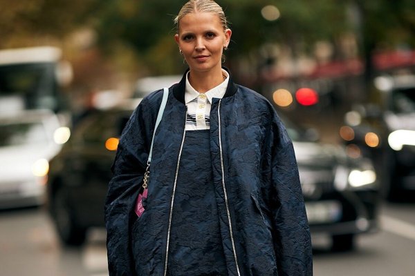 Esta es la chaqueta que en primavera han elegido llevar las estilistas (y no es la de ante de Zara)