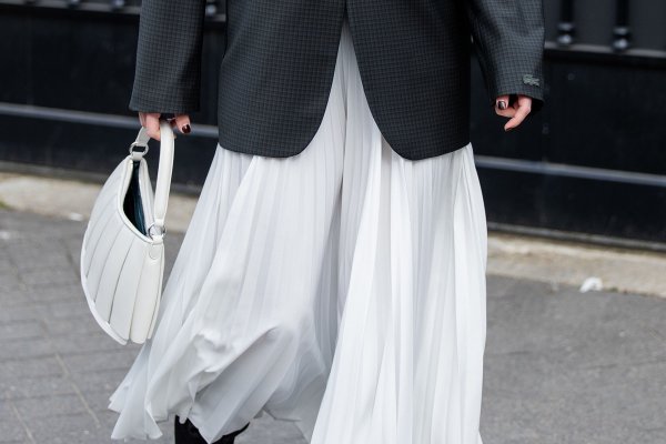 No suelo comprar en Zara pero esta falda blanca, que parece sacada de una tienda vintage en París, me ha conquistado