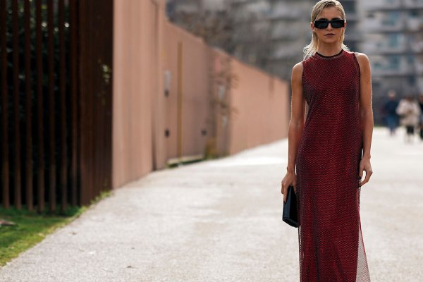 Estos 3 vestidos midi recién llegados a Mango funcionan las 24 horas y de lunes a domingo