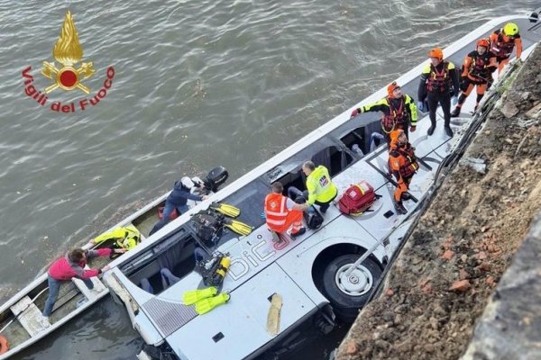 Muere el conductor de un autobús turístico tras caer al río Po en Turín