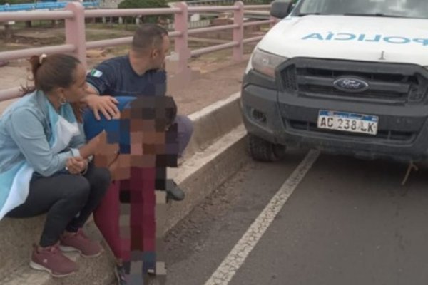 Agentes evitaron que una mujer se arroje desde el puente Chaco-Corrientes