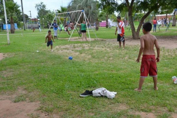 Defecaron en juegos infantiles de una plaza en Corrientes