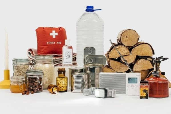 Del pesto de los suecos a las tabletas de yodo de los finlandeses: los imprescindibles de los kits de supervivencia de los distintos países