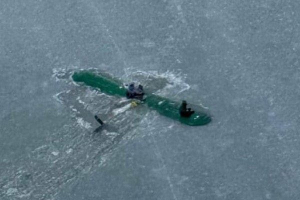 12 horas sobre el ala de la avioneta, temperaturas bajo cero y en un lago helado: así sobrevivieron un piloto y dos niños a un accidente aéreo en Alaska