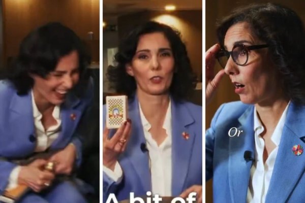 La comisaria europea de gestión de crisis muestra entre risas el 'kit de supervivencia' que lleva en el bolso: «Naipes, porque entretenerse no hace daño»