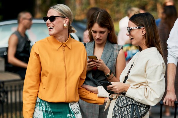 Cuatro looks para salir este fin de semana: del vestido infalible para una cena al outfit para el terraceo