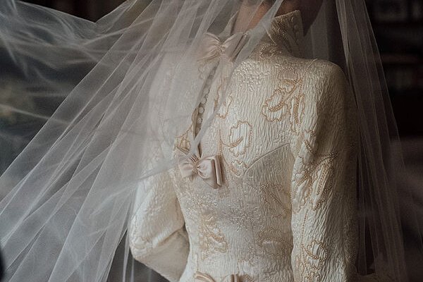 La novia valenciana que se casó con la chaqueta del vestido de novia de su madre y que recuerda al de la Reina Letizia