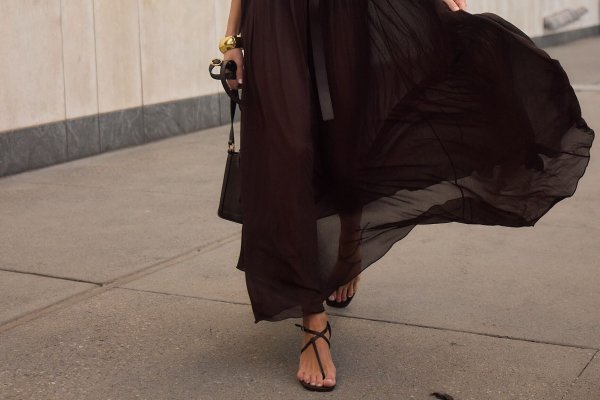 Esta falda de Massimo Dutti es lo único que necesitas meter en tu maleta de Semana Santa