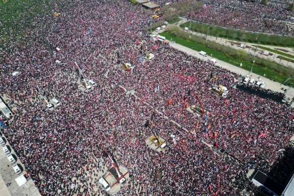 Cientos de miles de manifestantes protestan en Estambul contra el encarcelamiento del líder opositor turco