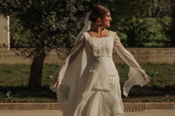 La novia madrileña que se casó en Málaga y llevó un vestido de novia inspiración medieval