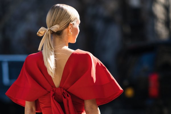 No suelo comprar en H&M pero este vestido con lazada en la espalda será mi compra infalible de esta primavera