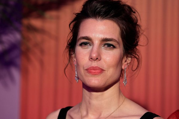 Carlota Casiraghi deslumbra en Mónaco como la digna sucesora de Carolina: su look impecable en el Baile de la Rosa