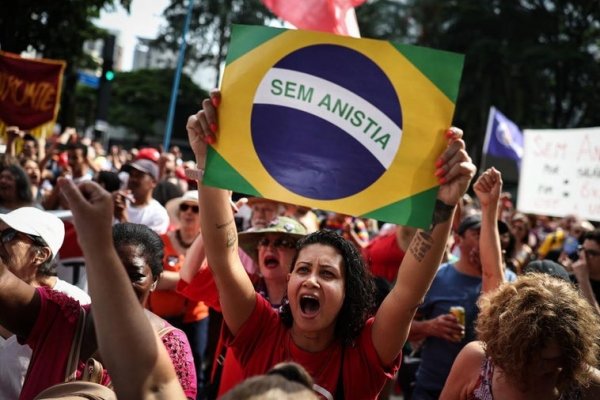 «Sin amnistía»: cientos de brasileños protestan para encarcelar a Bolsonaro por el golpe de Estado en 2023