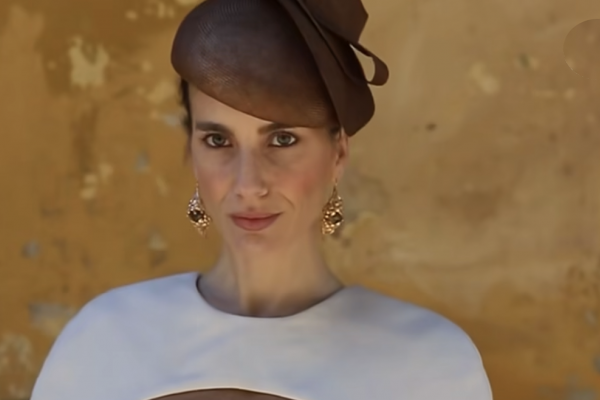 La invitada más elegante del fin de semana es andaluza y tiene el accesorio más especial que hace único su look
