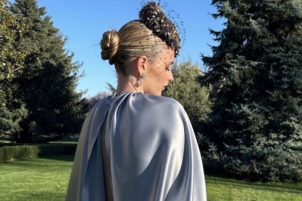 La invitada que nos conquistó con este precioso vestido plateado que reúne tres tendencias de primavera