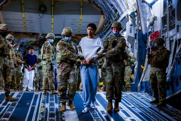 Tatuajes y mensajes en redes: EE.UU. usa un sistema de puntos secreto para deportar venezolanos a El Salvador