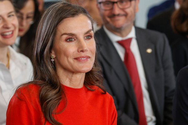 La nueva falda plisada de la reina Letizia es perfecta para invitadas que no quieren llevar vestido