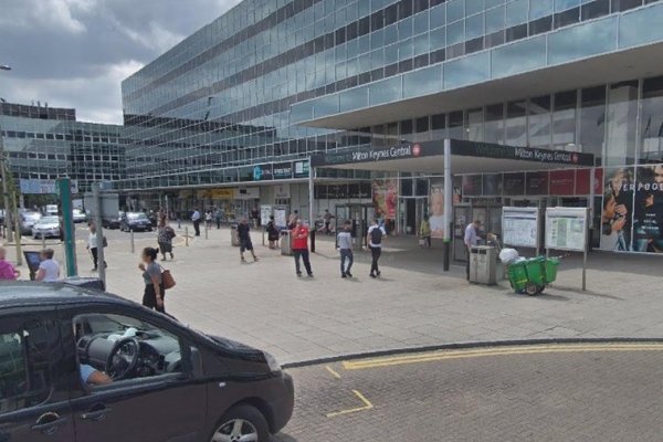 La Policía abate a un hombre armado en una estación de Reino Unido