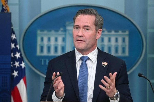 El asesor nacional de seguridad de Trump, contra las cuerdas: además de 'Signagate', utilizó su cuenta personal de Gmail
