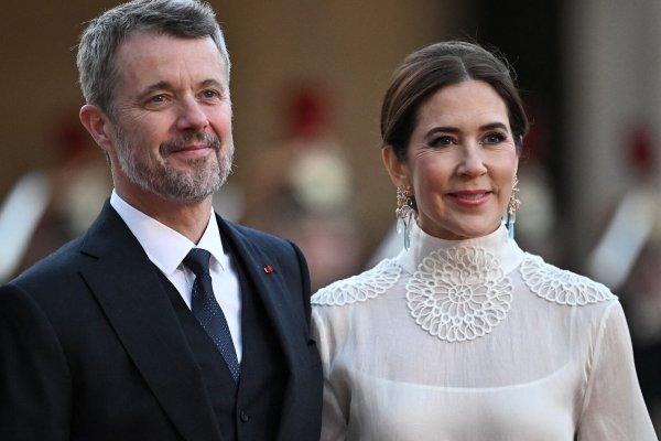 Atención, invitadas, no vais a desear otra cosa que la falda de flores y con volumen de Mary de Dinamarca