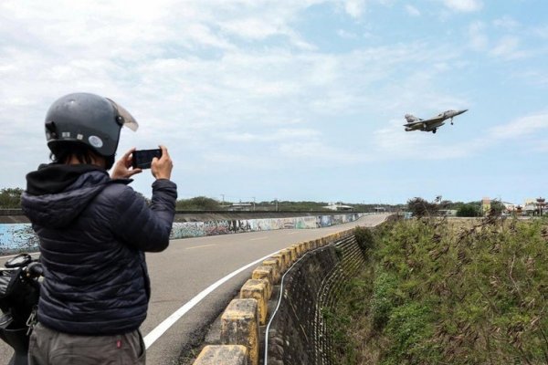 China continúa presionando a Taiwán y practica con fuego real en un simulacro