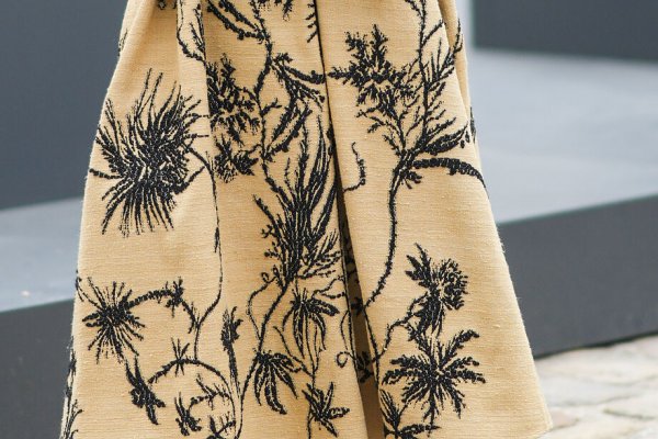 5 looks de invitada elegantes con blusa y falda para ser la mejor vestida en una boda de mañana