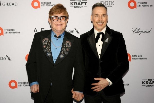 Rusia califica de «indeseable» la fundación de Elton John contra el sida y podría procesar a los rusos que trabajen en ella o la financien