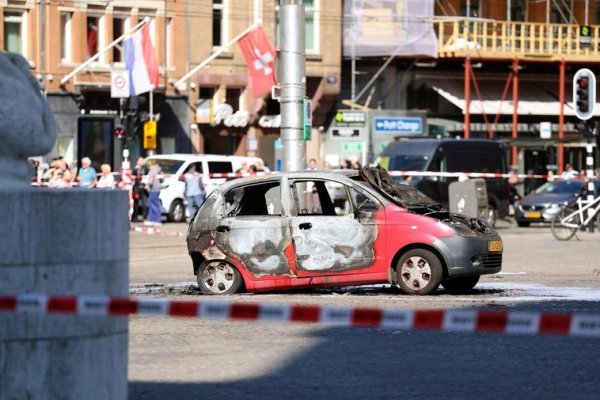 Arde un coche en un posible incendio intencionado en la Plaza Dam, en el centro de Ámsterdam