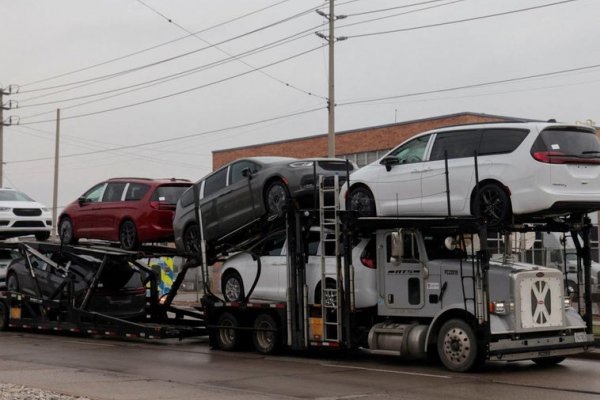 Canadá responde a Trump con aranceles a automóviles del 25% y busca formar una coalición internacional