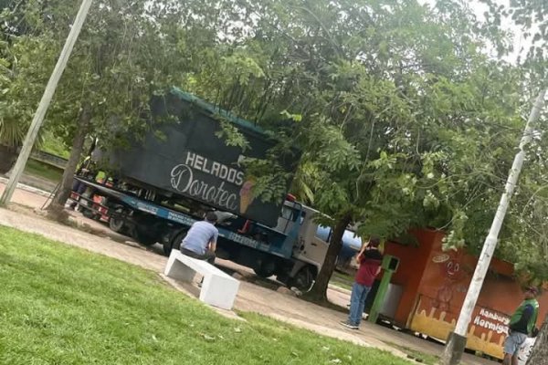 AFUERA! Levantaron carritos gastronómicos de la Plaza Mercosur