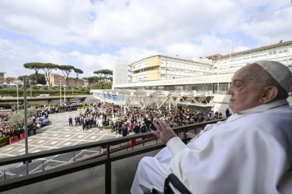 Tristeza en el Vaticano: médicos aseguran que el Papa Francisco se recupera, pero no saben si podrá dar la misa de Pascua
