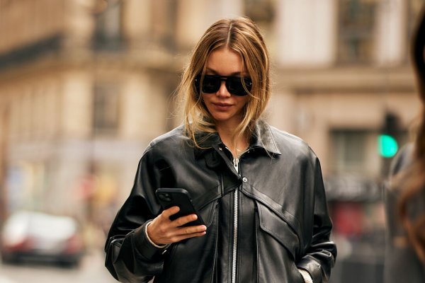 Vuelve la chaqueta de cuero y una estilista me ha dicho cómo es el modelo en el que invertir esta primavera