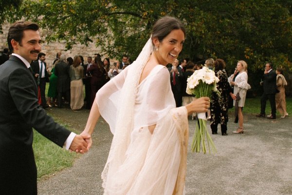 La novia navarra que nos ha enamorado con su vestido con cola de flores