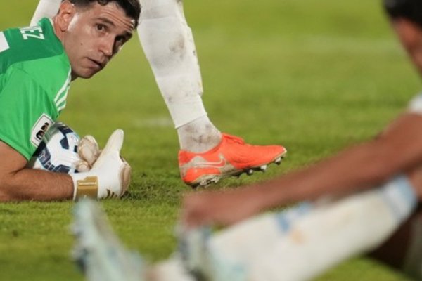 Dibu Martínez se peleó con un rival portugués y lo desparramó por el piso