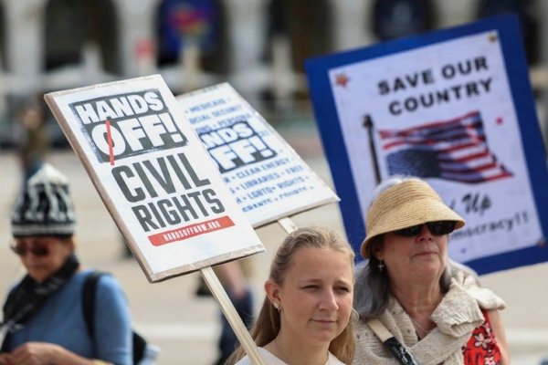 La izquierda sale a la calle en Estados Unidos para rebelarse contra Trump: «Ha llegado el fascismo»