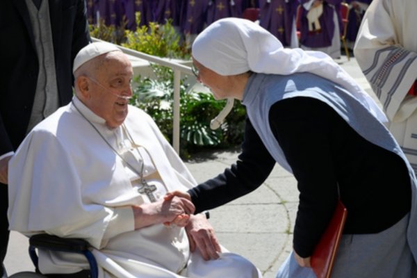SORPRESA! El papa Francisco apareció en la Plaza de San Pedro