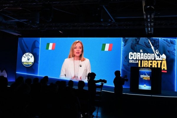 Meloni: «No estamos de acuerdo con los aranceles de Trump. Italia afronta el momento más difícil desde la posguerra»